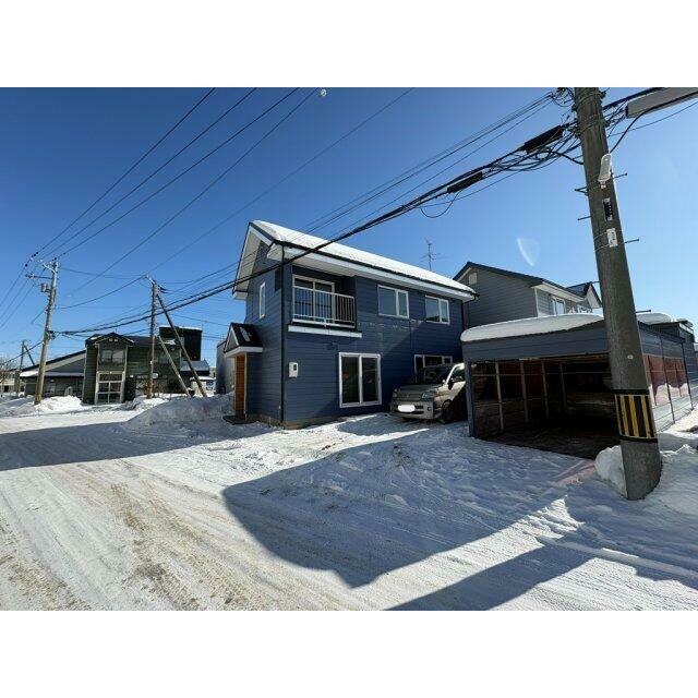 敷地内駐車スペース3台！車庫横にシャッター付き倉庫あります♪