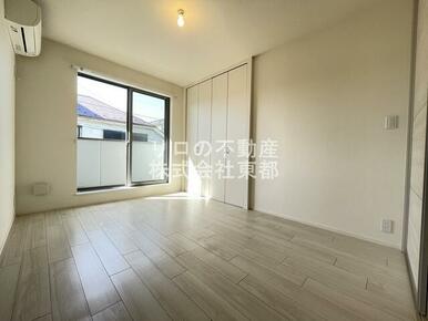 落ち着いた雰囲気で寝室向きのお部屋です♪