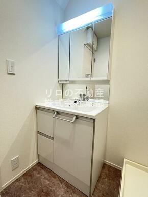 ヘアセット・メイクにも便利な洗面化粧台タイプ♪