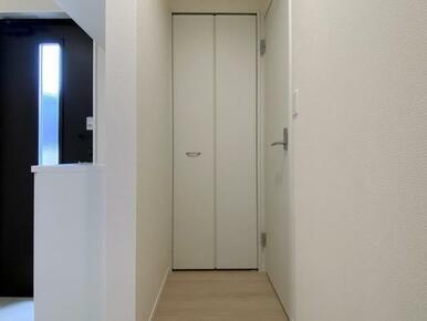 トイレ前の僅かな空間も余すことなく活用♪