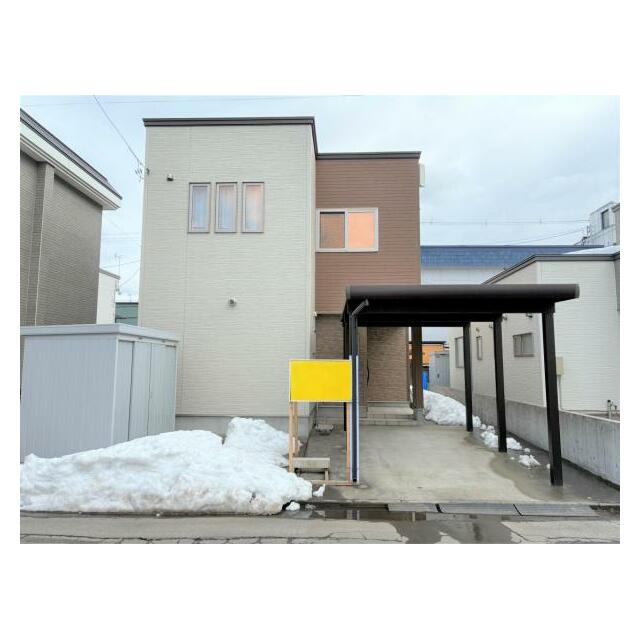 駐車場はカーポート1台、青空駐車場1台（コンクリート敷き、車種による）