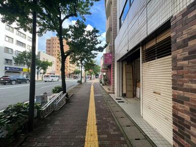 前面道路、大橋駅に向かって人通りが多く活気のあるエリアです！