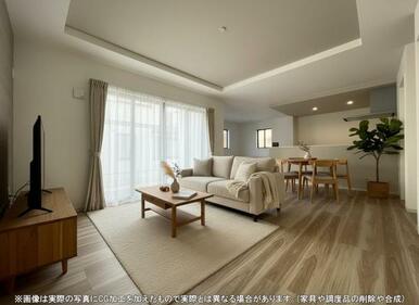 開放感のあるゆとりあるリビング。採光にもこだわった居心地の良い空間です♪