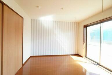 【６．４帖洋室】居間に適したお部屋です♪また、各室につながっているので、使い勝手の大変良いお部屋で…