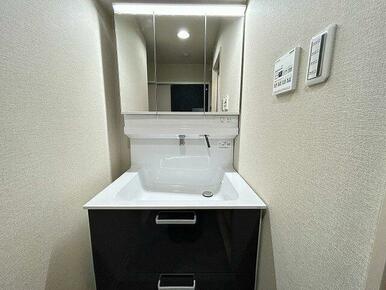 「洗面脱衣室」ハウステックの三面鏡洗面台、新品交換済み