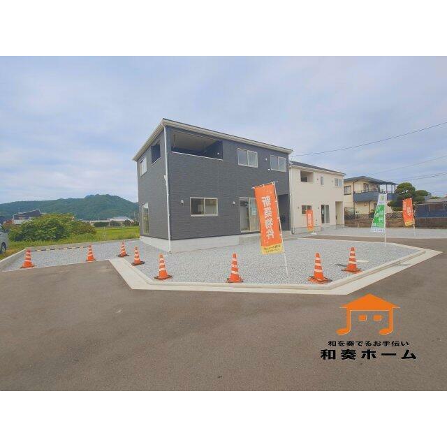 外観 駐車場スペースは３台以上のゆったりとした区画です。入居者以外の出入りが少ないので駐車が苦手な方