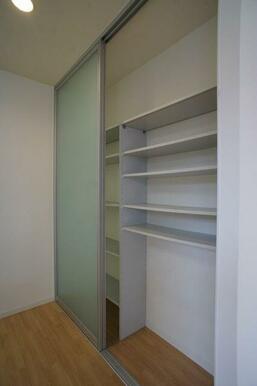 【キッチンパントリー】食品や飲料のほか、日常使う頻度の少ない調理器具や什器類をストックするのに便利！