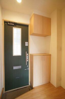 上下に分かれたシューズボックスは豊富な収納力。可変式の棚になっているのでブーツもすっきり収納ができ…