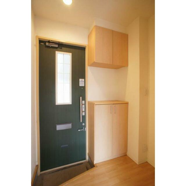 上下に分かれたシューズボックスは豊富な収納力。可変式の棚になっているのでブーツもすっきり収納ができ…