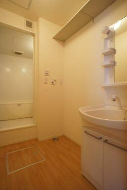 【洗面所】鏡の両脇に収納スペースを確保した洗髪洗面化粧台は、水栓がリフトアップするので洗髪もラクラ…