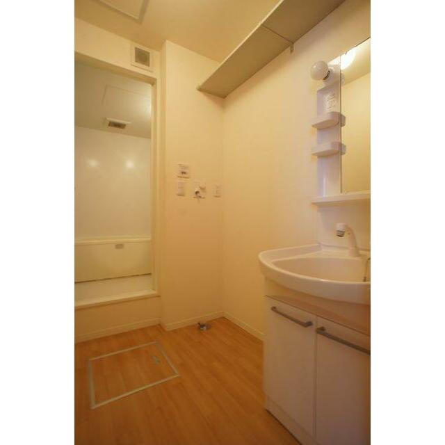 【洗面所】鏡の両脇に収納スペースを確保した洗髪洗面化粧台は、水栓がリフトアップするので洗髪もラクラ…