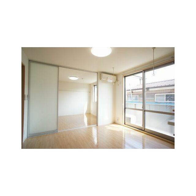 【ＬＤＫ】南側の大きな掃きだし窓から明るい陽射しが降りそそぎ、風がそよぐ快適な空間です◎もちろん冷…