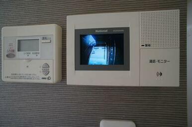 【ＴＶドアホン】お部屋にいながら来訪者の顔を見て話ができるモニター付きインターホンで防犯面も安心♪