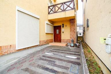 玄関までのアプローチに趣があります