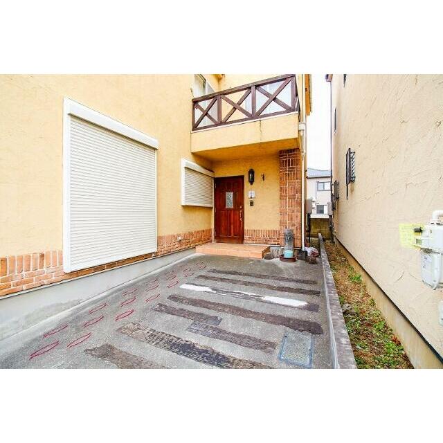 玄関までのアプローチに趣があります