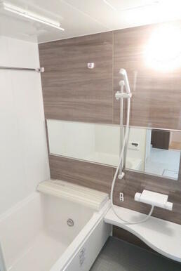 【別号室参考写真】浴室乾燥機能付きのバスルーム。
