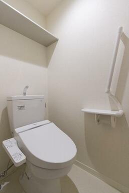 シャワー付きトイレがあり、上部に棚付いております