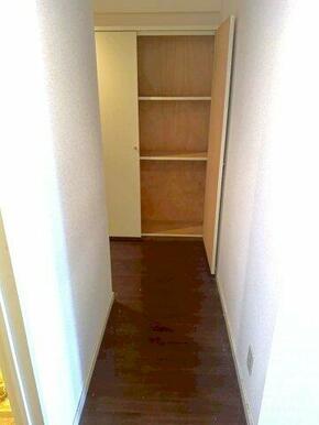 玄関から　この部屋の床の色はこちらと同じです