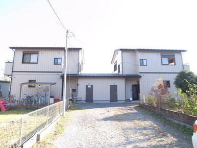 正面建物の右半分が下栢間藤村貸家Bです。