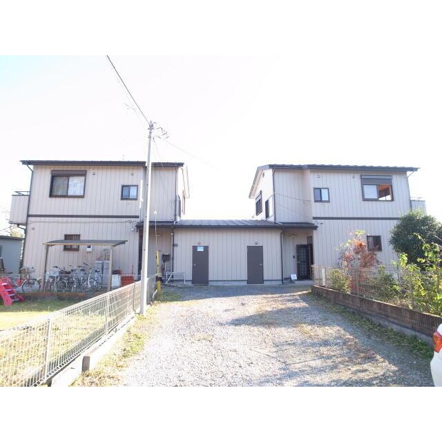 正面建物の右半分が下栢間藤村貸家Bです。