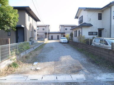 道路右側半分が駐車スペース（幅広車は現地確認要）