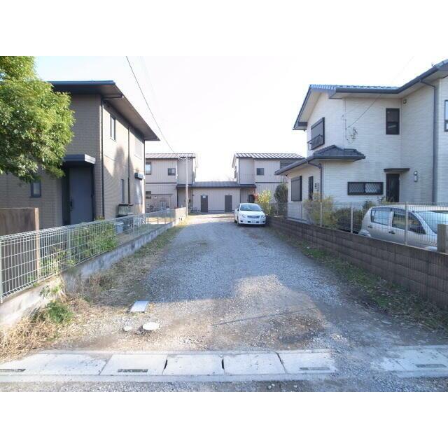 道路右側半分が駐車スペース（幅広車は現地確認要）