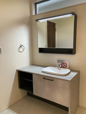 朝のお化粧から夜のスキンケアまで幅広く対応（1号棟）