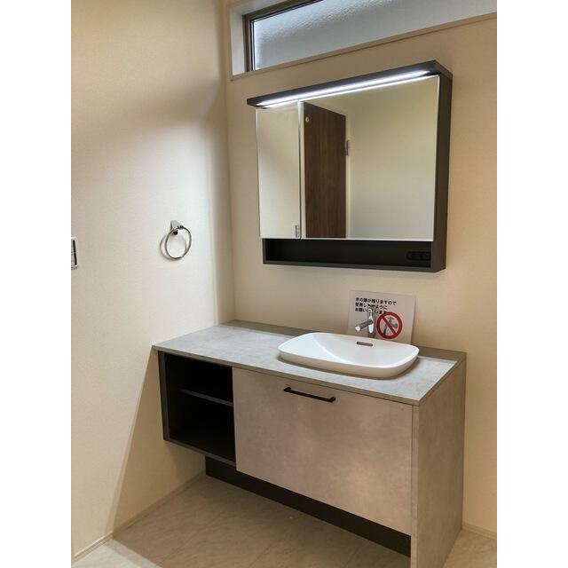 朝のお化粧から夜のスキンケアまで幅広く対応（1号棟）