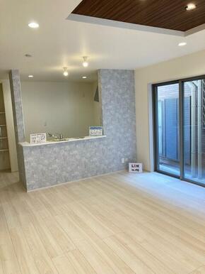 アクセントをつけたクロスでスタイリッシュな空間（1号棟）