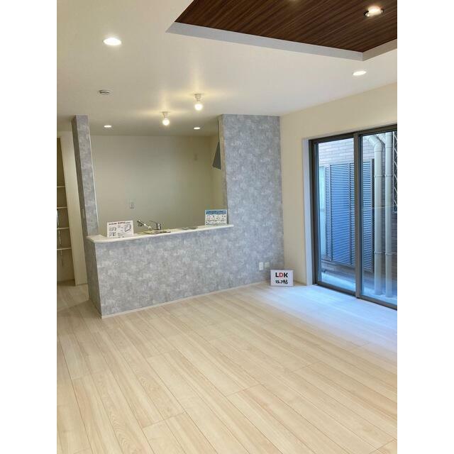 アクセントをつけたクロスでスタイリッシュな空間（1号棟）