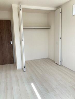 空間の使い方はいろいろ。服だけでなくさまざまなアイテムの収納にも◎（1号棟）