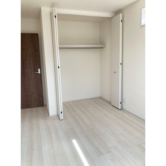 空間の使い方はいろいろ。服だけでなくさまざまなアイテムの収納にも◎（1号棟）