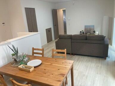 家具のデザインや配置でリビングの印象は大きく変わります。ぜひ自分の感性に合う空間を※家具はイメージです