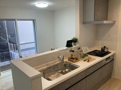 植物やお花で飾って部屋全体の印象を作るのも有り※家具はイメージです