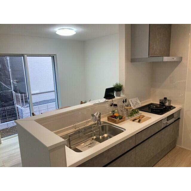 植物やお花で飾って部屋全体の印象を作るのも有り※家具はイメージです