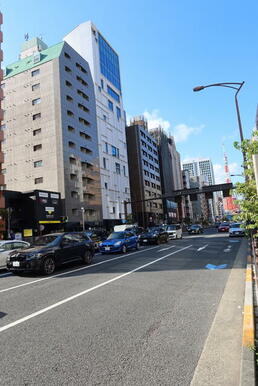 三田２丁目交差点近く桜田通り沿いで東京タワ－が見えます