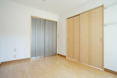 洋室（５．９帖）　洋室、キッチンとは引き戸で仕切られています。