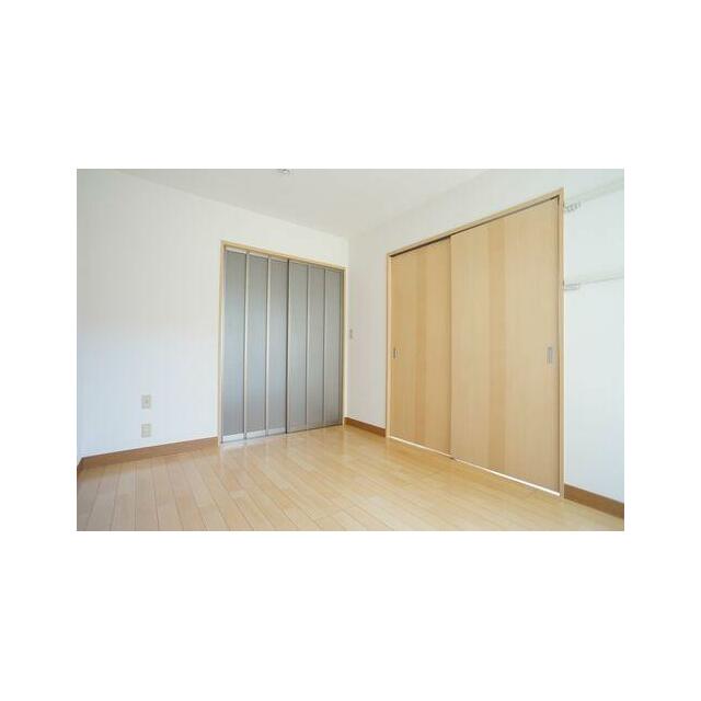 洋室（５．９帖）　洋室、キッチンとは引き戸で仕切られています。