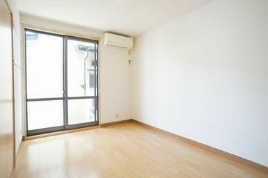 洋室（５．９帖）　エアコンの設置がございます