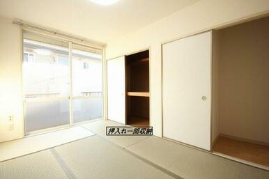【和室】こちらのお部屋は、１間の収納がついており、収納量が豊富ですので、寝室にオススメですよ！！