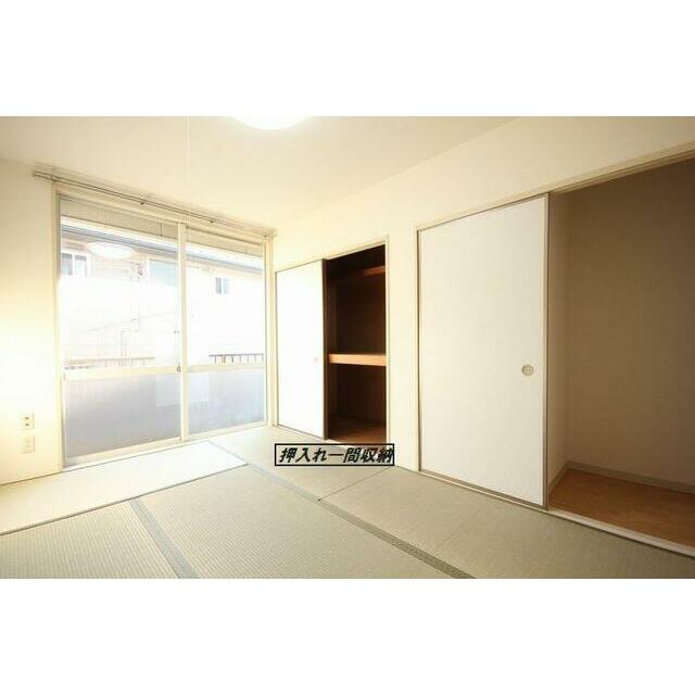 【和室】こちらのお部屋は、１間の収納がついており、収納量が豊富ですので、寝室にオススメですよ！！
