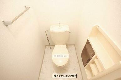 【トイレ】タオル掛け、予備のトイレットペーパーホルダーもついており、使い勝手が良いですよ♪♪