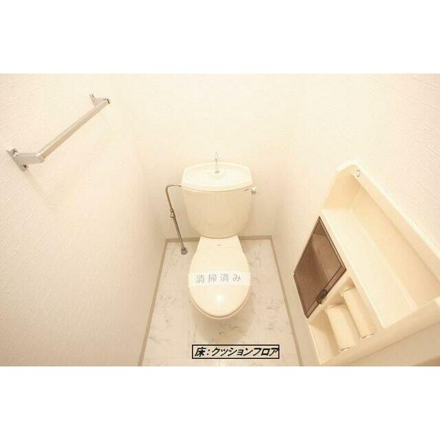 【トイレ】タオル掛け、予備のトイレットペーパーホルダーもついており、使い勝手が良いですよ♪♪