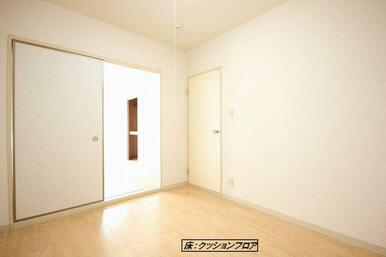 【北側洋室】こちらのお部屋は、荷物置き場にされたり、書斎にされている方が多いです！！あなたは、どん…