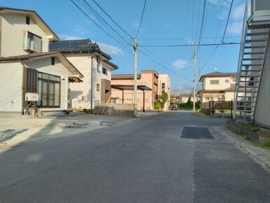 前面の道路（西側から）