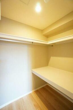 【ウォークイン・クローゼット】お洋服をハンガーにかけたまま収納できるハンガーポール付き