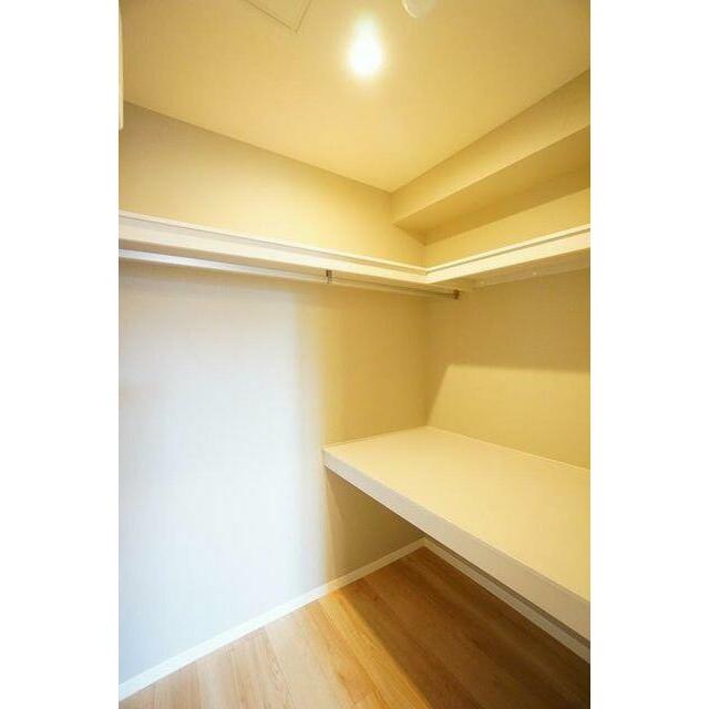 【ウォークイン・クローゼット】お洋服をハンガーにかけたまま収納できるハンガーポール付き