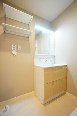 【洗面室】３面鏡タイプのシャンプードレッサ－　収納棚やラック付き