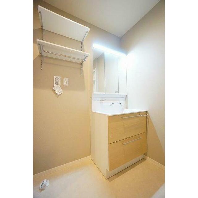 【洗面室】３面鏡タイプのシャンプードレッサ－　収納棚やラック付き