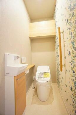 【トイレ】　温水洗浄機能付き　収納棚付き・手洗い付き